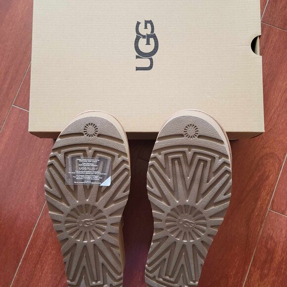 UGG Women's Classic Ultra Mini Platform - Driftwood/White pepper - Picture 6 of 7